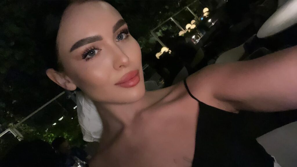 Эскортница