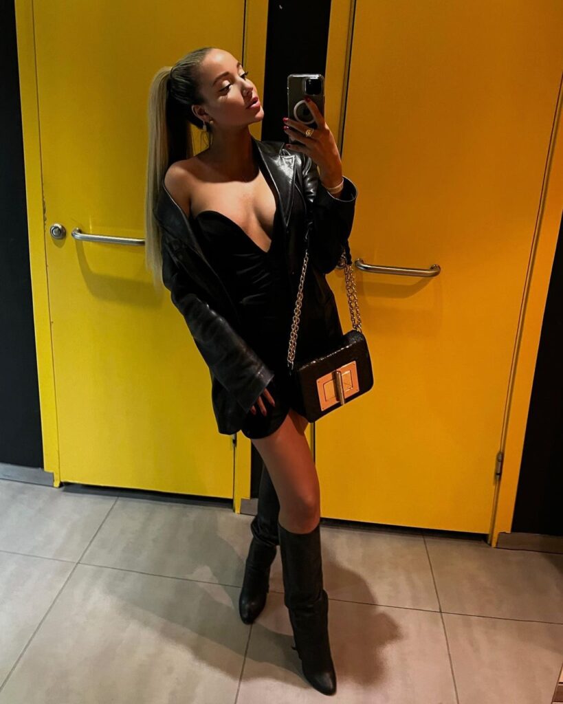 Эскортница