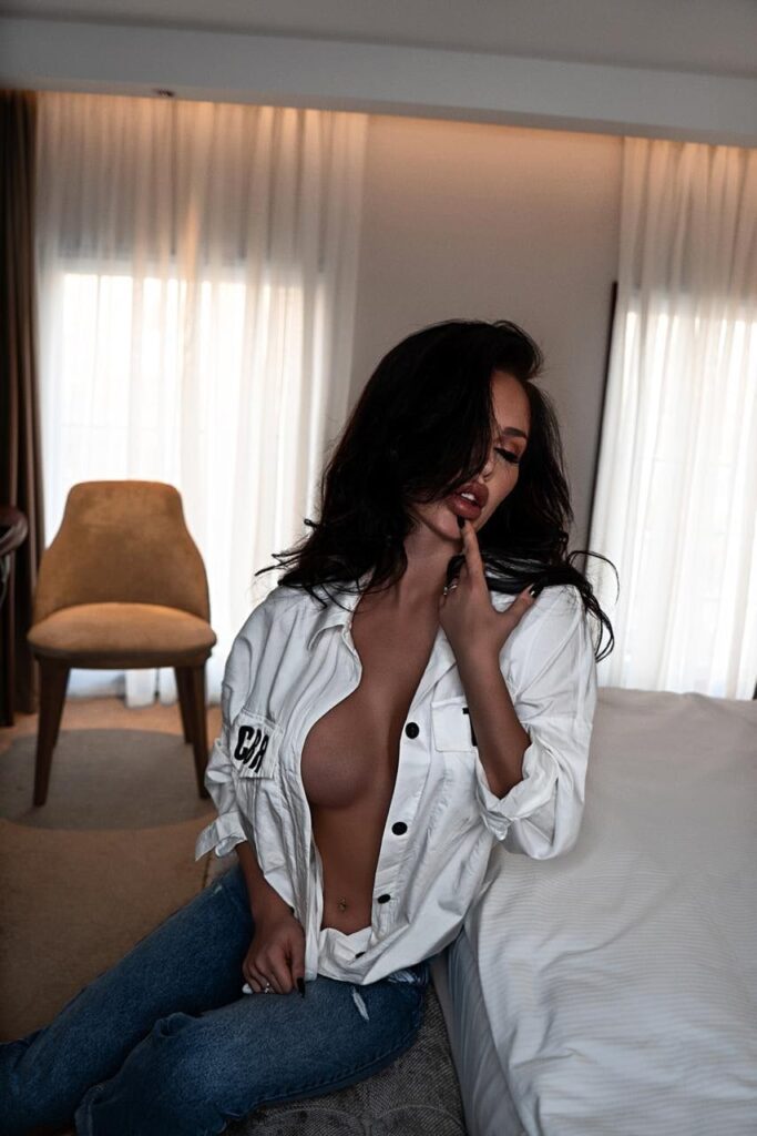 Эскортница