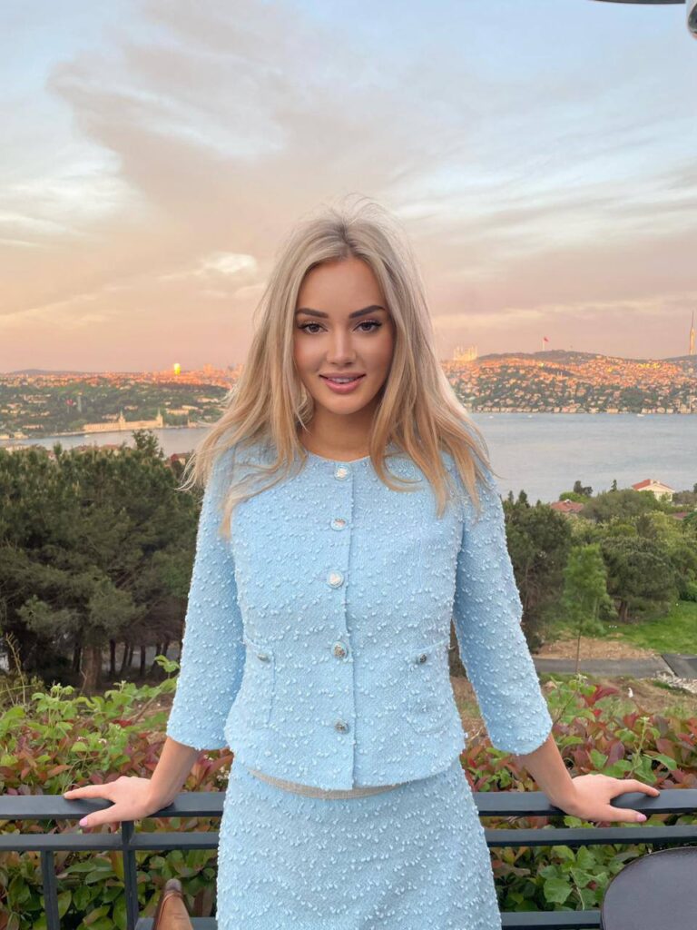 Девушка эскорт